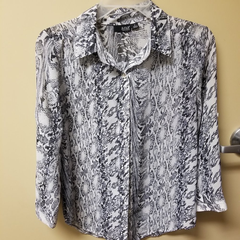 Blouse with buttons for 3 quarter length wear